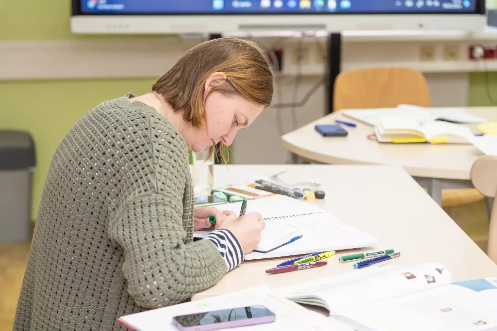 Eine Teilnehmerin die bei einem Einstufungstest Deutsch teilnimmt.