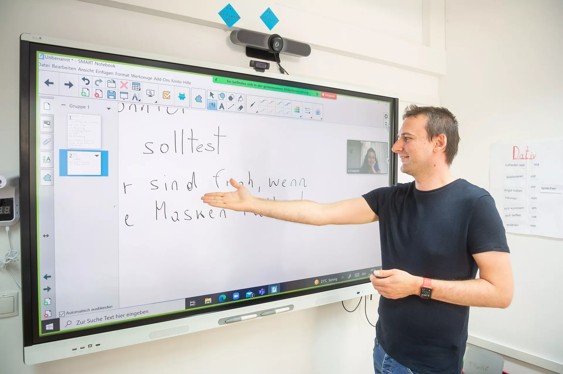 Abendkurs Deutsch intensiv: Ein Lehrer der gerade etwas erklärt