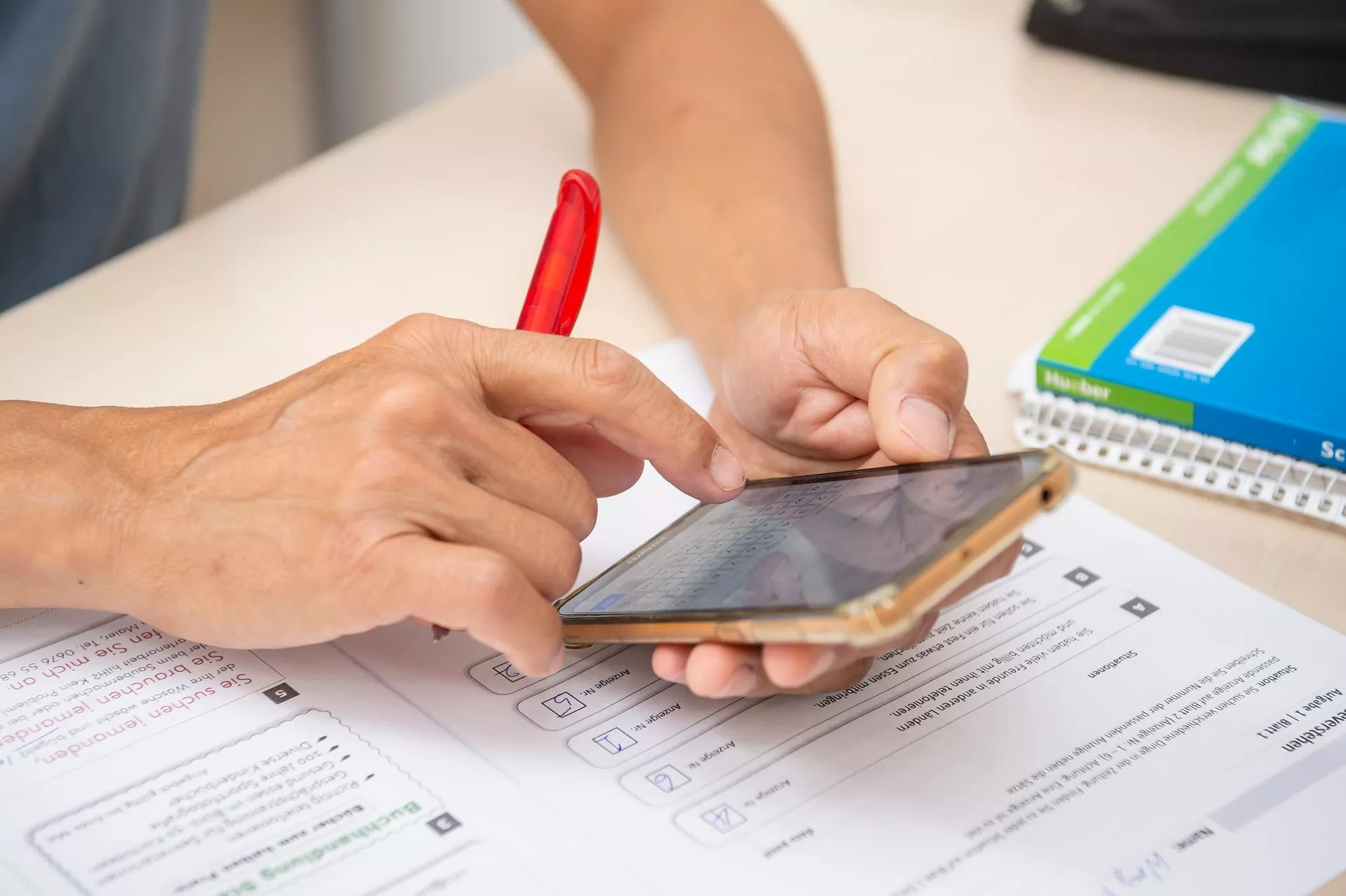 Eine Recherche am Smartphone im Abendkurs