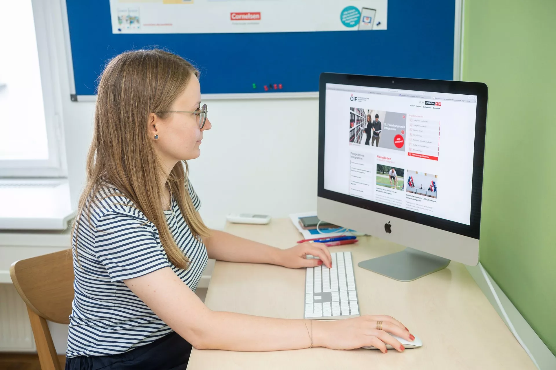 Dame schaut in einem Computer bei einem Deutsch Intensivkurs
