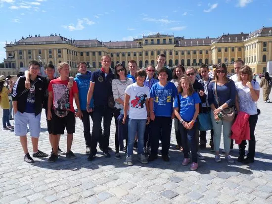 Eine Gruppe von Menschen steht vor einem Gebäude