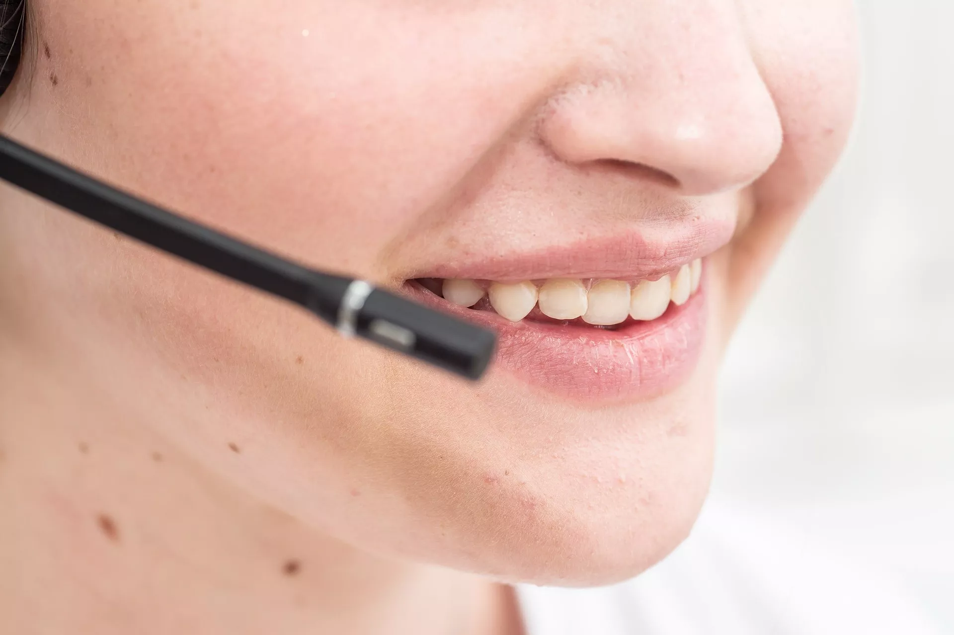 Deutsch für die Arbeit: Eine Arbeiterin mit Headset