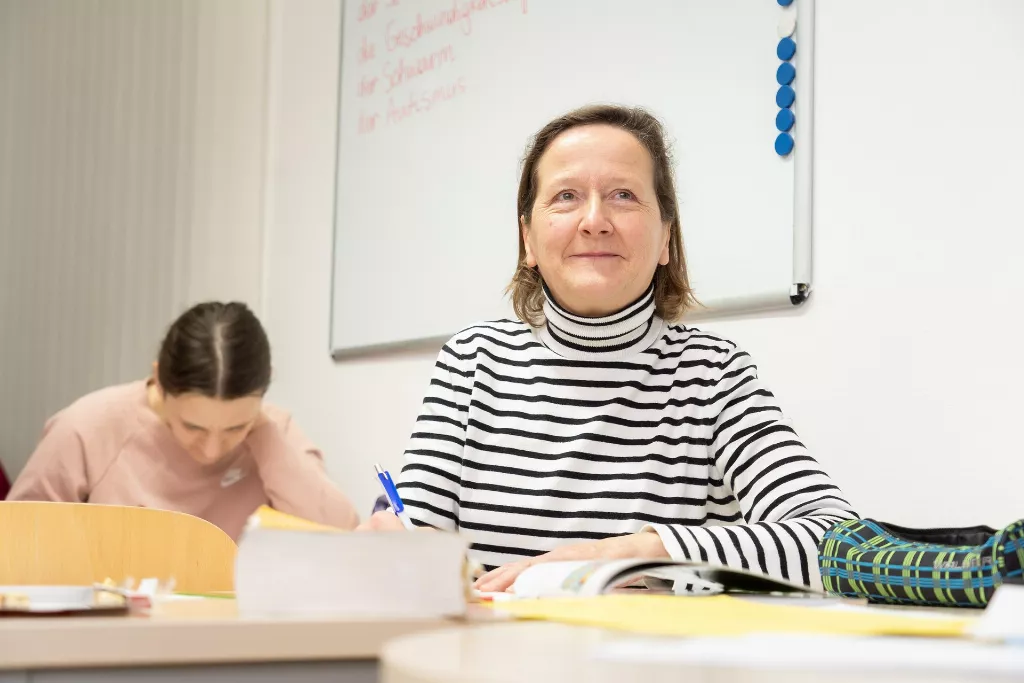 Eine Teilnehmerin nimmt an einem Deutsch Sprachkurs für die Arbeit teil