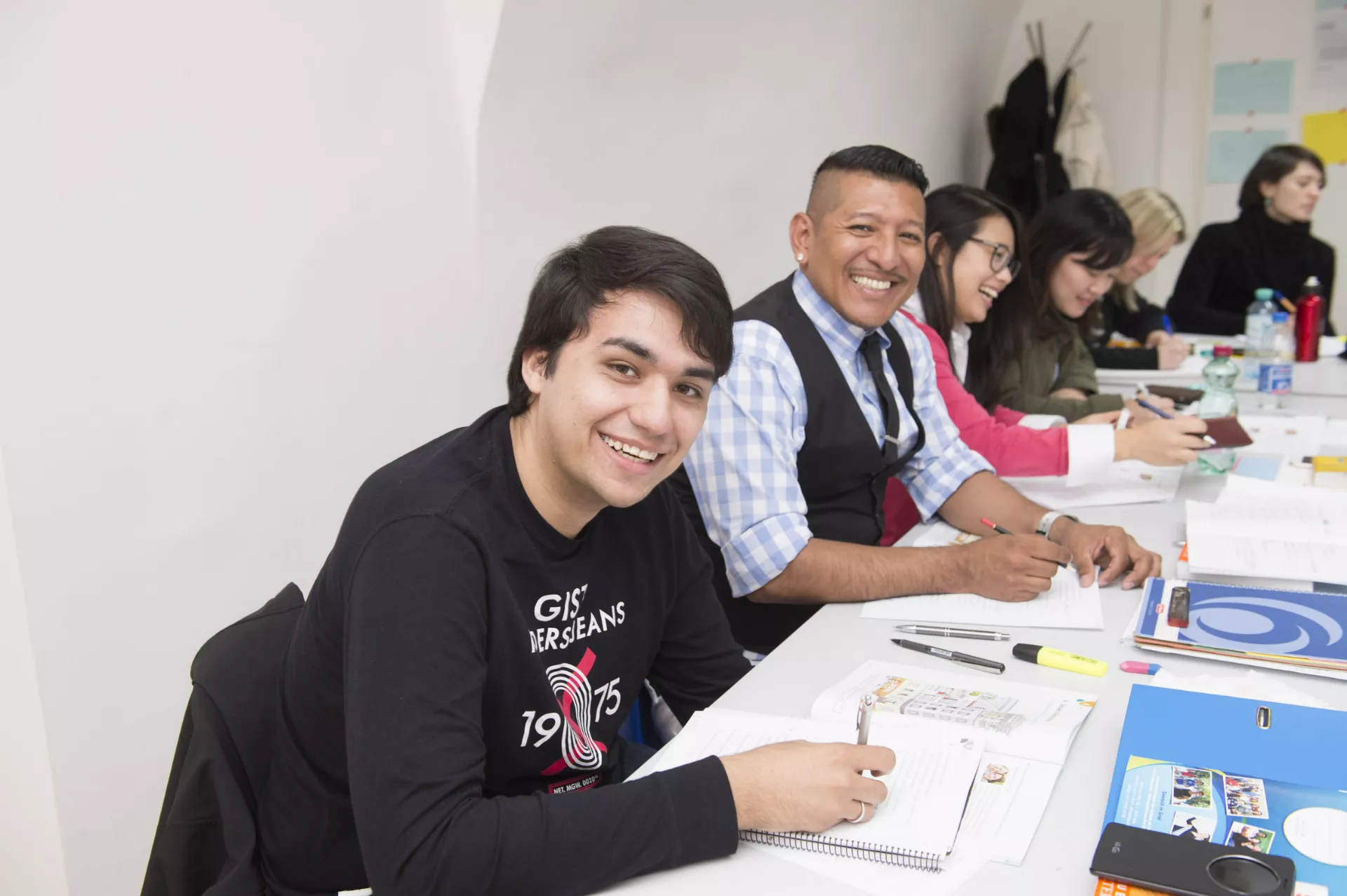 Kursteilnehmer in einem Gruppenraum bei Deutsch in Graz