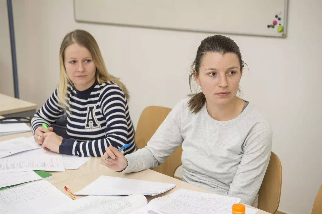 Zwei Teilnehmerinnen in einem Deutschkurs