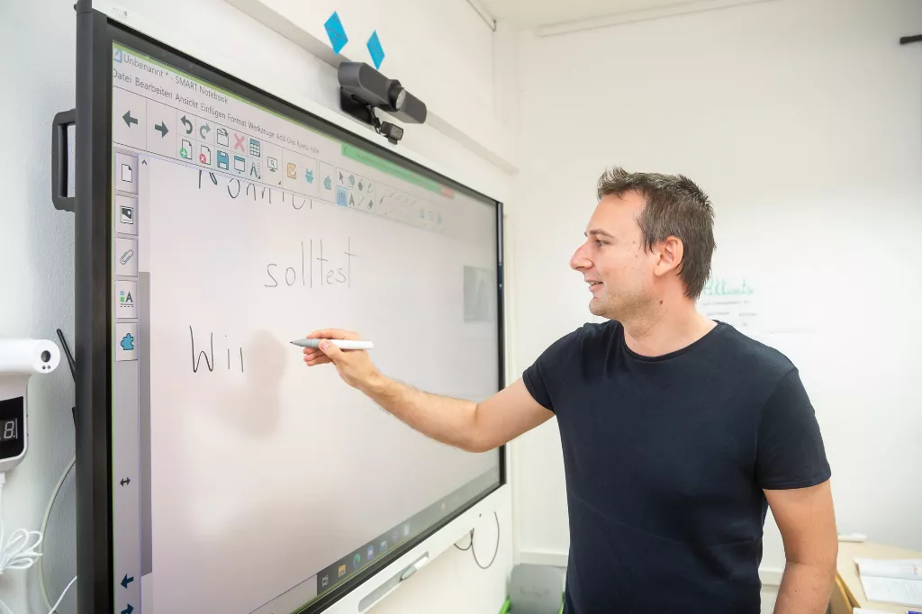 Ein Mitarbeiter der den Deutschkurs bespricht