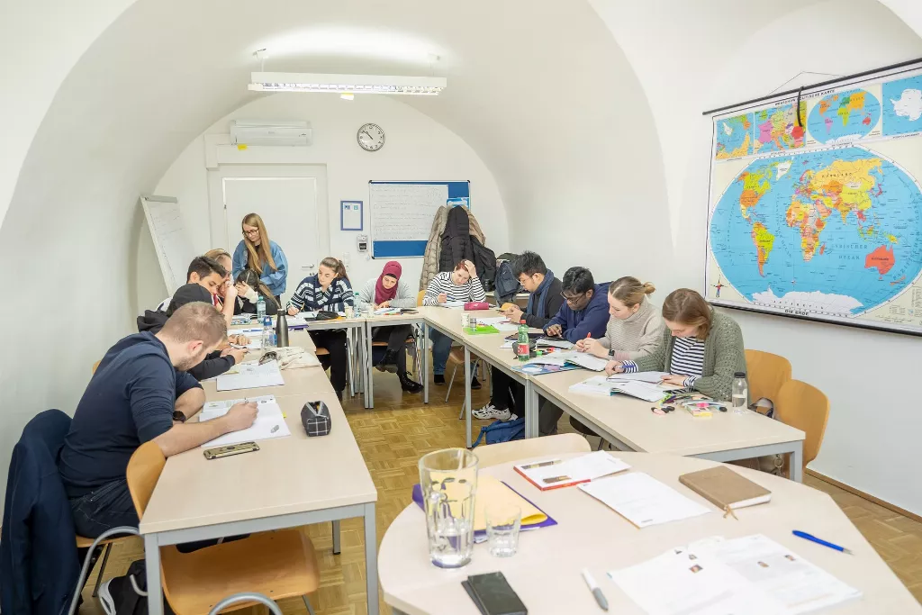 Der Klassenraum in den die Teilnehmer an der Einstufungsprüfung Deutsch teilnehmen können