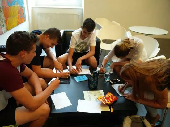 Eine Gruppe von Menschen sitzt um einen Tisch herum