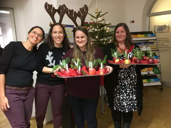 Eine Gruppe von Frauen hält Tabletts mit Essen