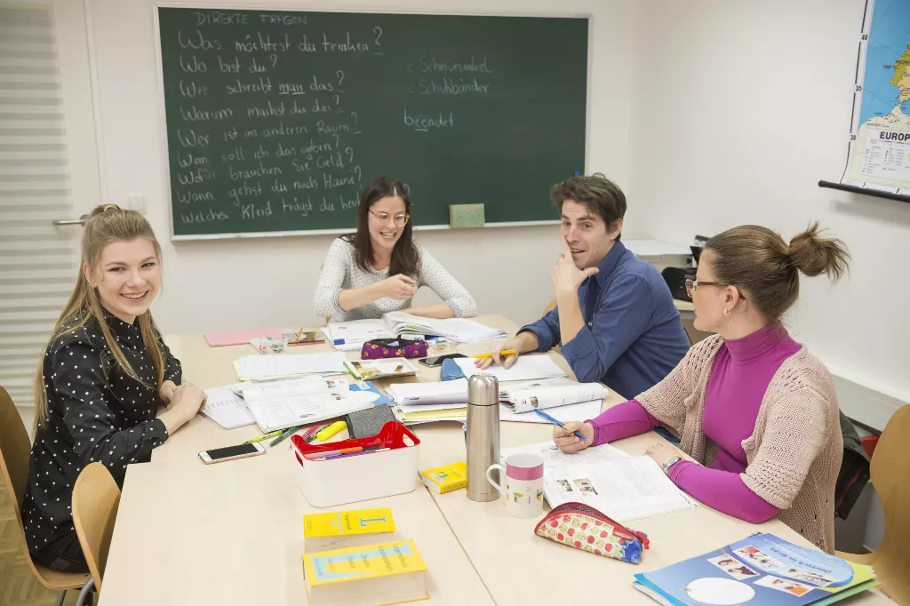 Eine Gruppe von Menschen sitzt um einen Tisch herum