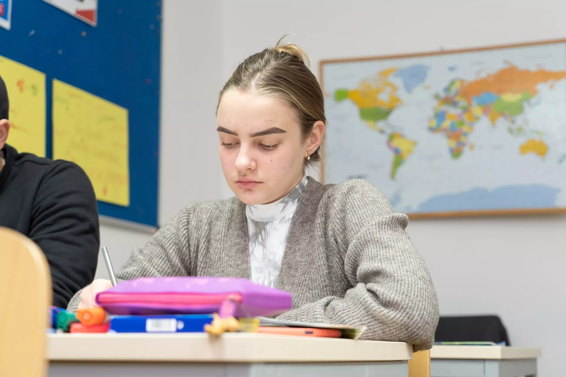 Ein Junge und ein Mädchen sitzen an einem Schreibtisch