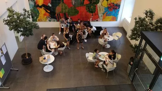 Eine Gruppe von Menschen sitzt an Tischen in einem Raum