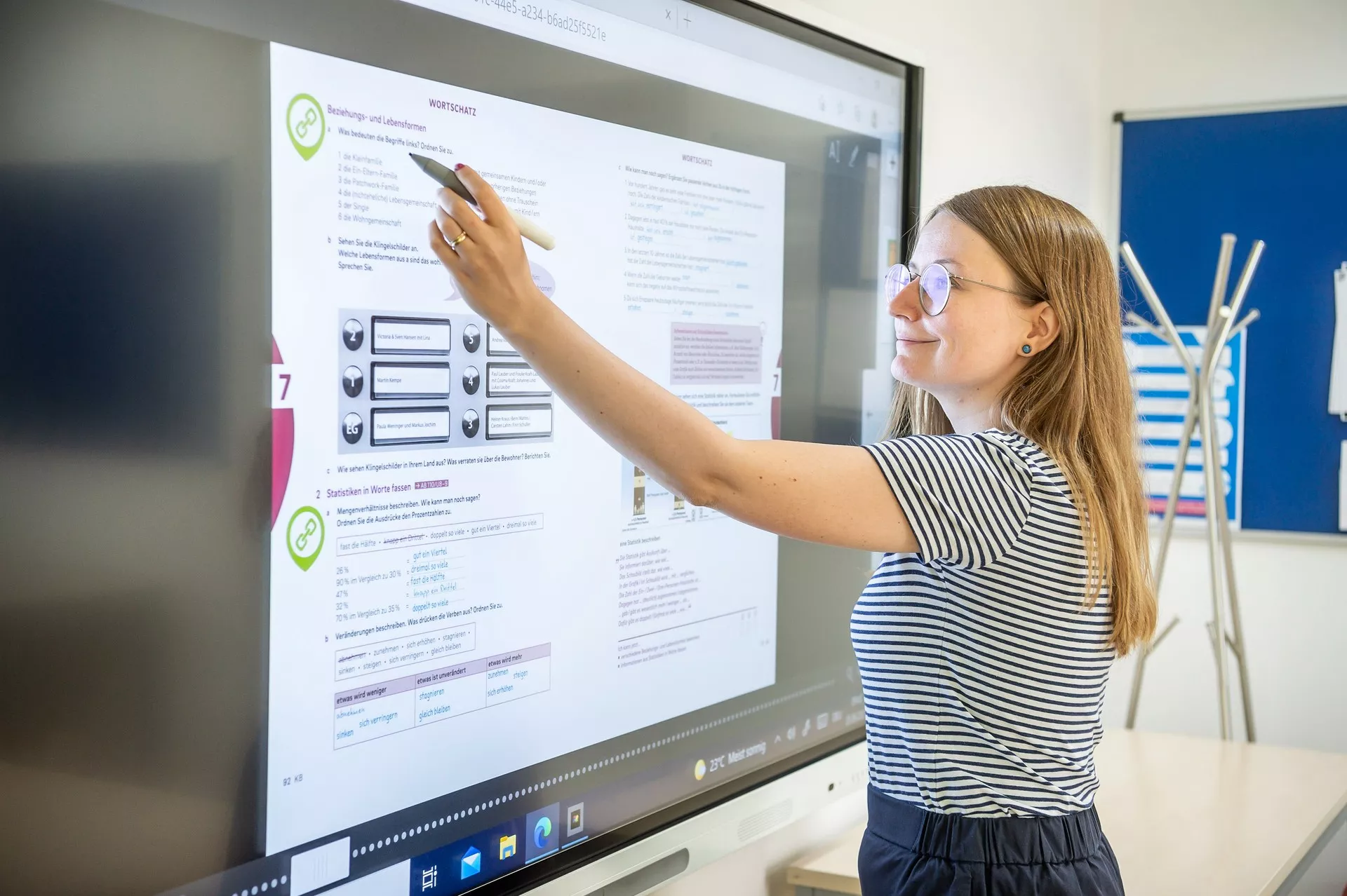 Modellprüfungen: Mitarbeiterin zeigt etwas am Bildschirm vor