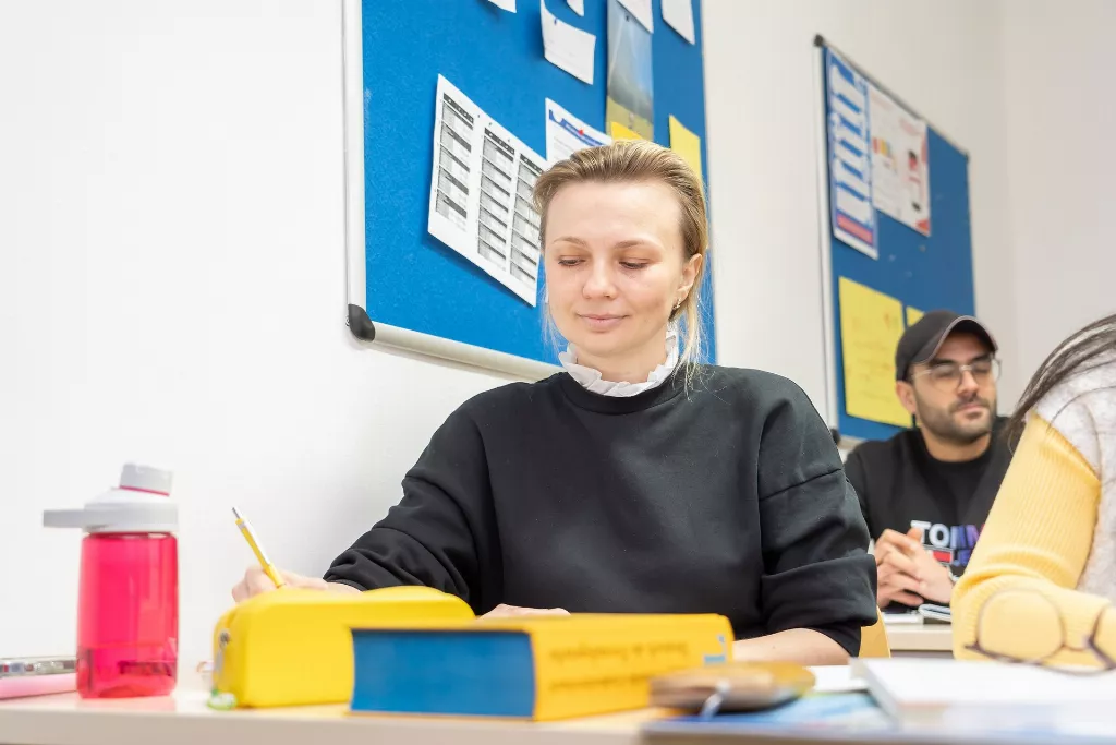 Eine Teilnehmerin des Deutschkurs bei der Modellprüfung