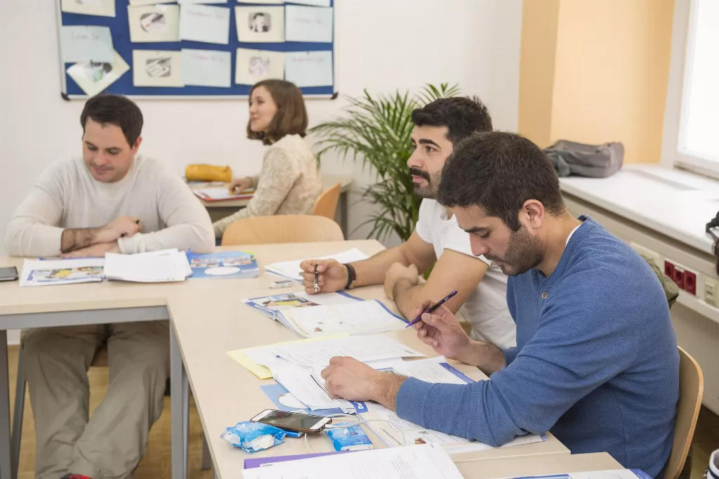Kursteilnehmer die gerade in einem Deutschkurs lernen
