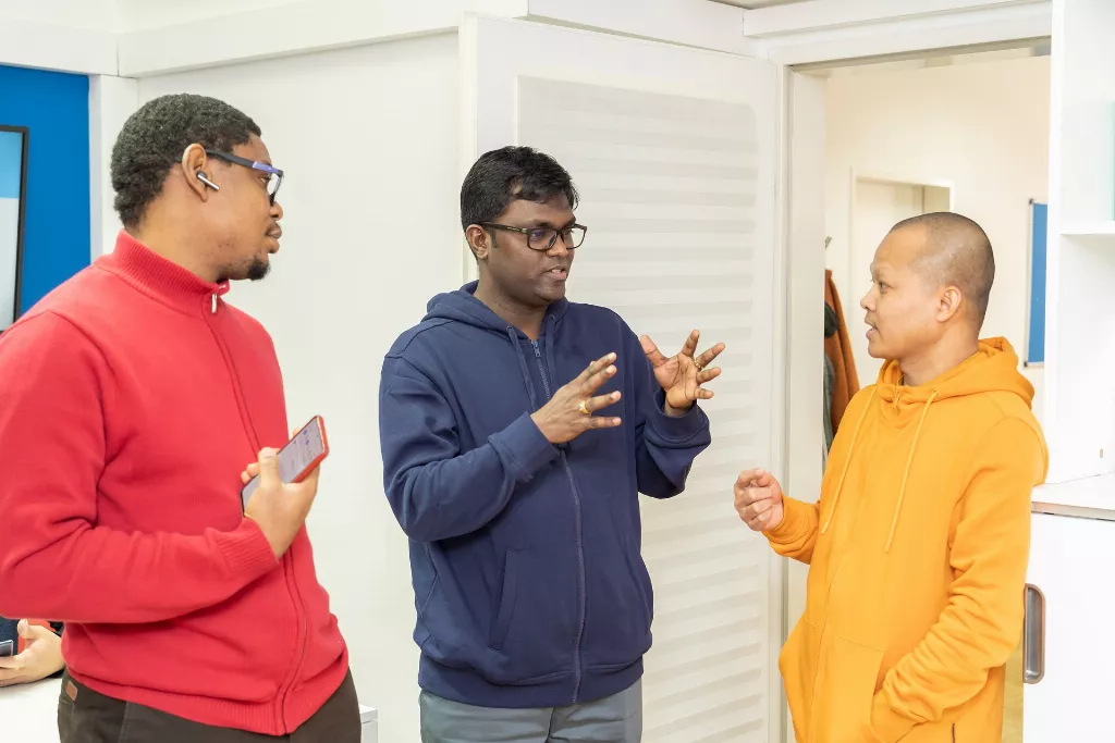 Gruppenteilnehmer die durch gemeinsame Kommunikation Deutsch lernen