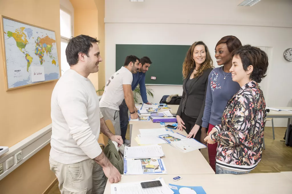 Deutschkurse: Teilnehmer in einem Gruppenraum bei der Niveaustufen Einteilung