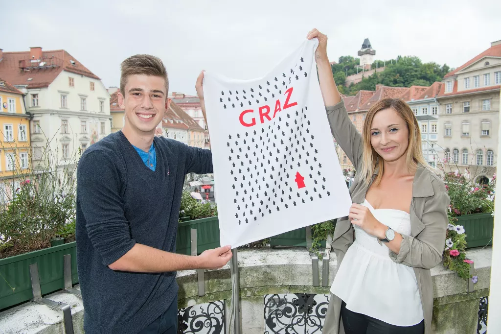 Ein Mann und eine Frau halten ein Schild hoch
