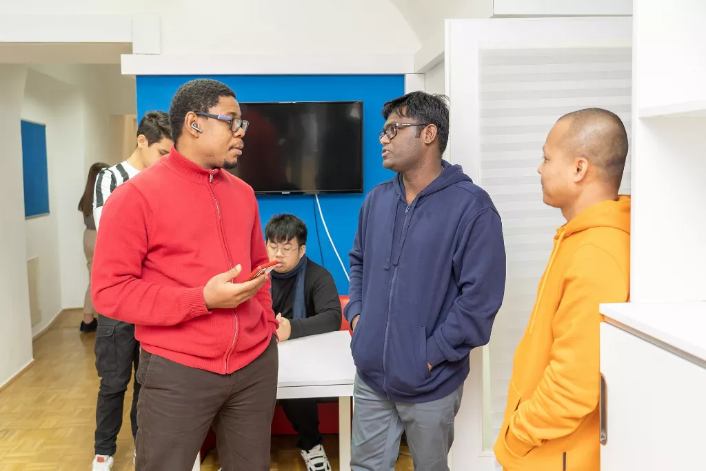 Prüfungsteilnehmer die vor der Integrationsprüfung zusammen warten und reden