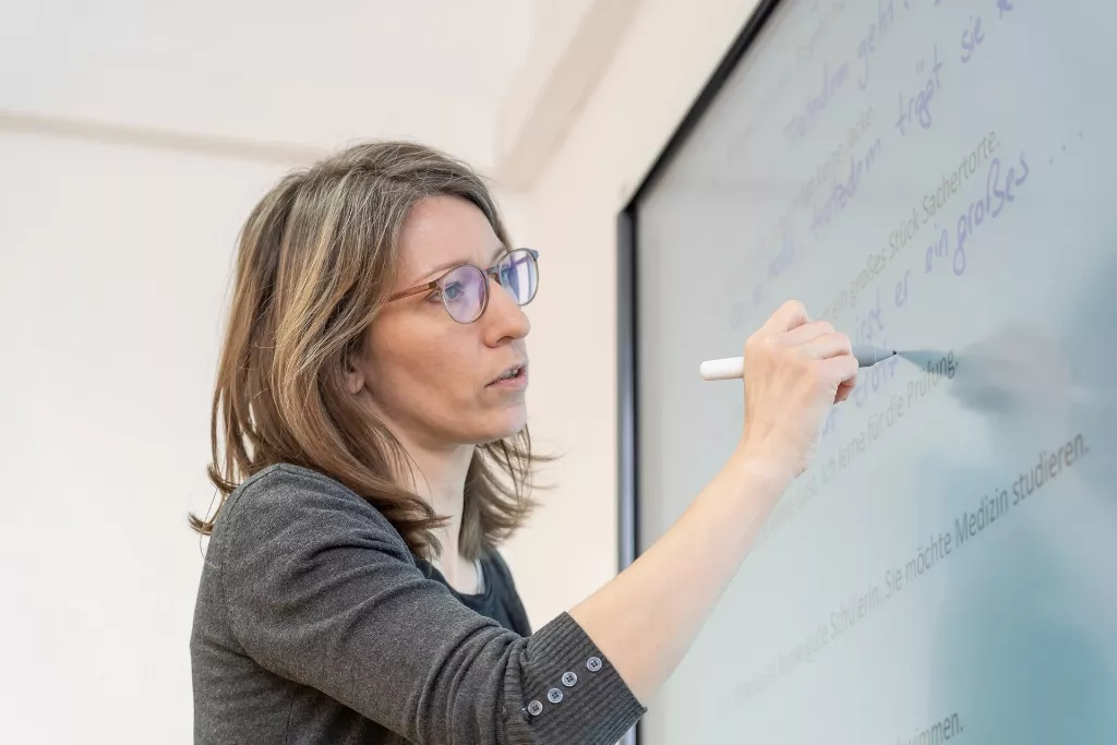 Mitarbeiterin arbeitet am Touchscreen-Display