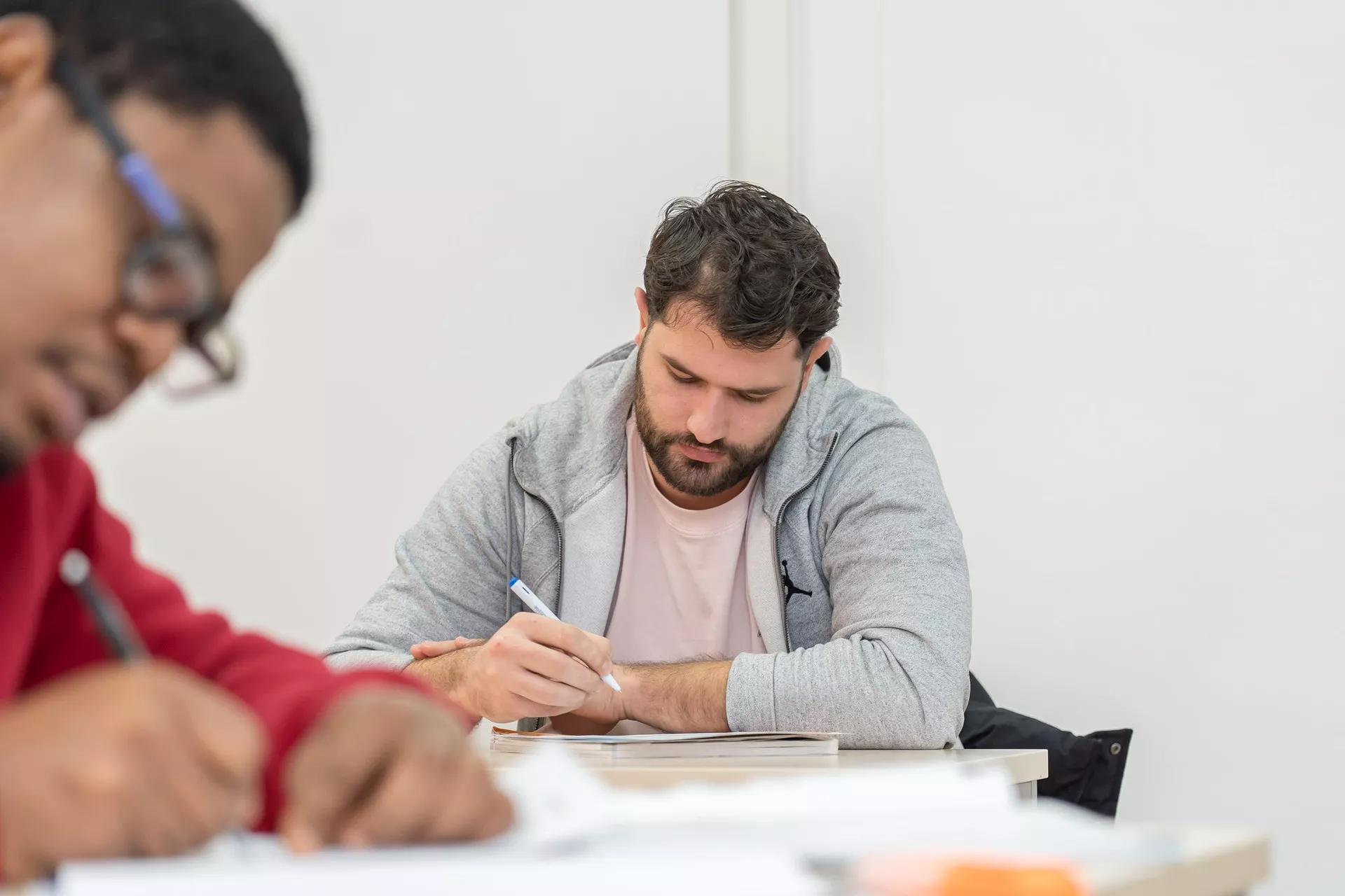 ÖSD: Teilnehmer schreiben eine ÖSD-Prüfung