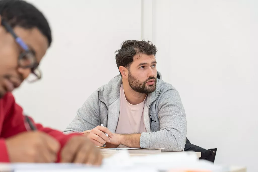 Ein Teilnehmer der den Sprachkurs Deutsch für die Pflege & Medizin besucht