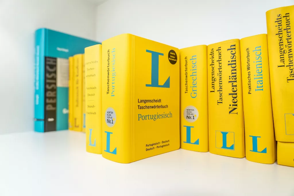 Eine Reihe gelber Bücher auf einem weißen Tisch