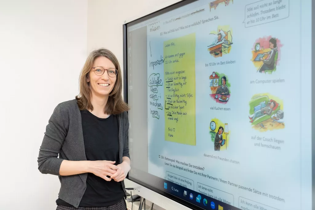 Prüfungsvorbereitung: Themen werden am Display von der Mitarbeiterin nochmals erklärt