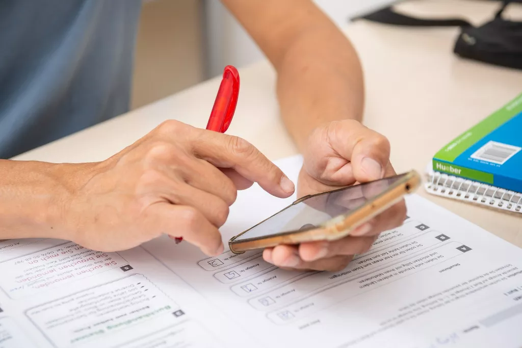 Selbstständige Recherche mit den Smartphone eines Teilnehmers bei der Deutsch Prüfungsvorbereitung