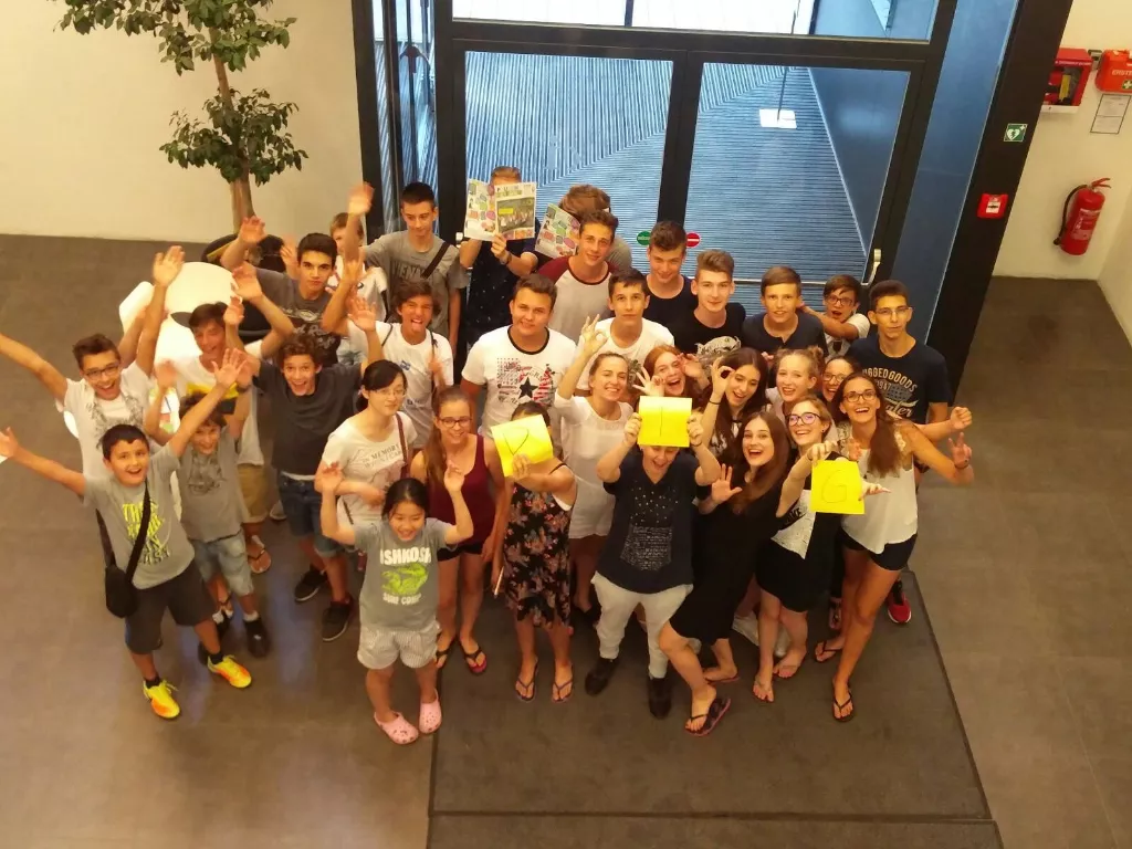 Eine Gruppe von Menschen, die nebeneinander stehen