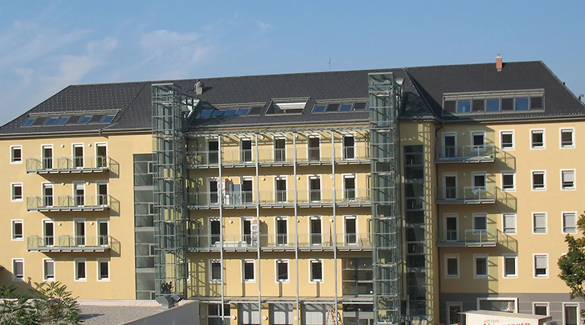 Ein großes gelbes Gebäude mit vielen Fenstern